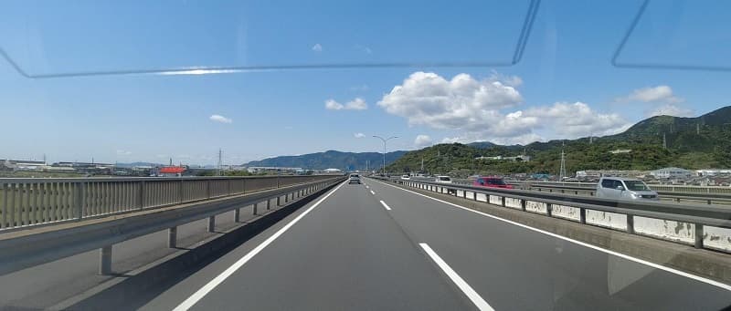 富士川橋を渡って道なり